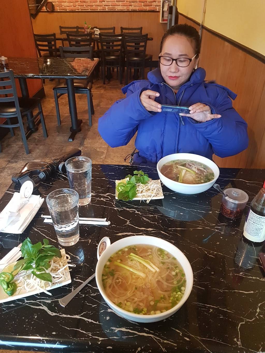 pho & Grill | restaurant | 8809 Jewel Lake Rd, Anchorage, AK 99502, USA | 9078681881 OR +1 907-868-1881