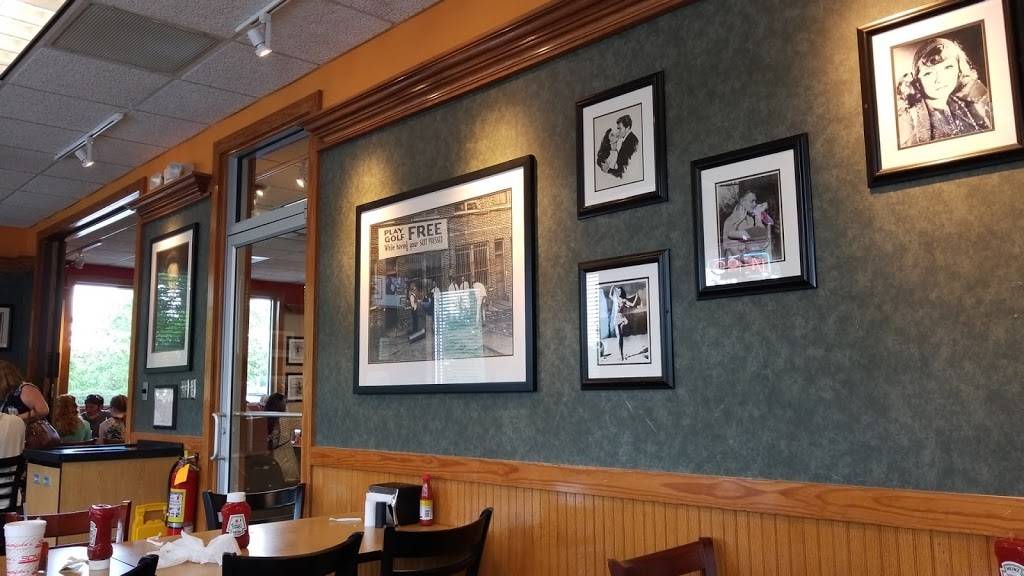 Smithfields Chicken N Bar-B-Q | restaurant | 1440 E Broad St, Fuquay-Varina, NC 27526, USA | 9195572400 OR +1 919-557-2400