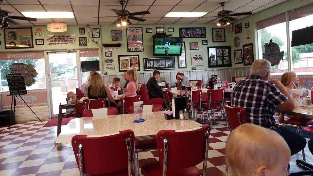 Boomarang Diner | restaurant | 1305 N Broadway St, Moore, OK 73160, USA | 4057942112 OR +1 405-794-2112