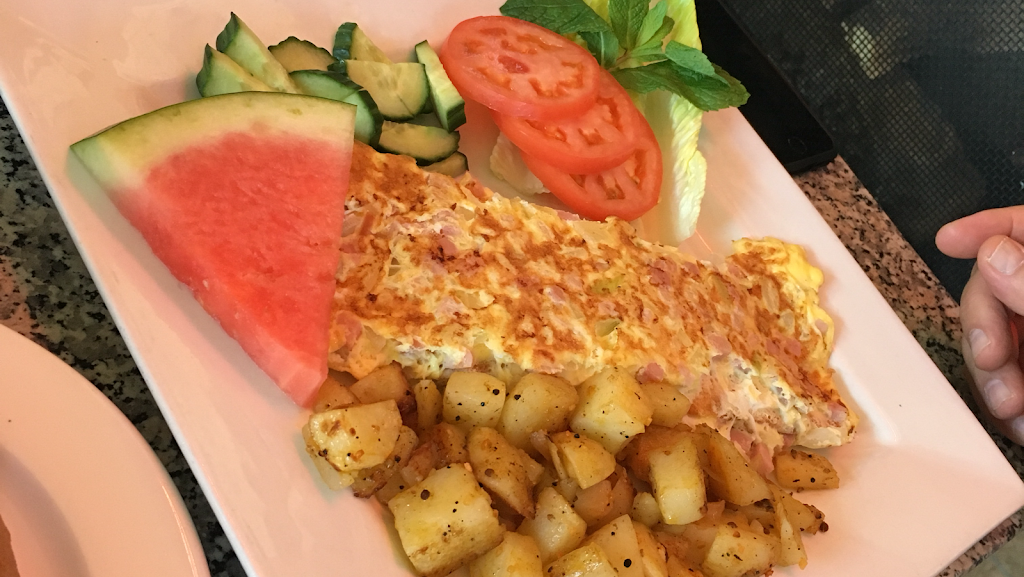 Moes World Famous Newport Restaurant & Donna’s Express | restaurant | 322 Churchill Ave N, Ottawa, ON K1Z 5B9, Canada | 6137229998 OR +1 613-722-9998