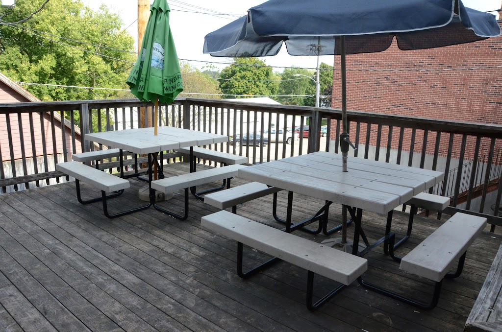 Chameleons Pub & Grub | restaurant | 119 1st St W, Mt Vernon, IA 52314, USA | 3198958654 OR +1 319-895-8654