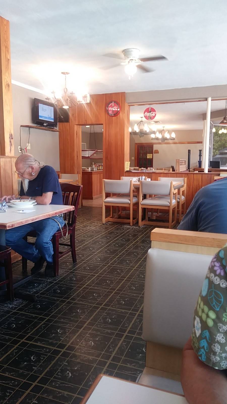 Julies Diner | restaurant | 157 Hathaway Ave, Bronson, FL 32621, USA | 3524869037 OR +1 352-486-9037