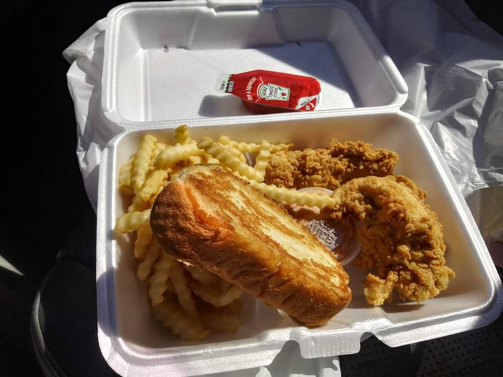 Raising Canes Chicken Fingers | meal takeaway | 7501 W 135th St, Overland Park, KS 66223, USA | 9132390449 OR +1 913-239-0449