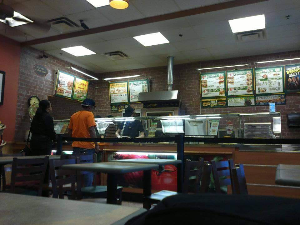 Subway | restaurant | 25252 Evergreen Rd, Southfield, MI 48075, USA | 2487998722 OR +1 248-799-8722