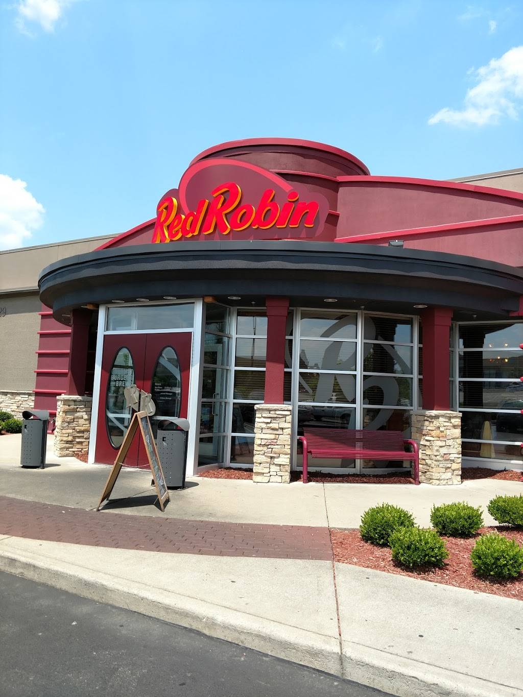 Red Robin Gourmet Burgers and Brews | restaurant | 5029 Pinnacle Square, Birmingham, AL 35235, USA | 2056610492 OR +1 205-661-0492