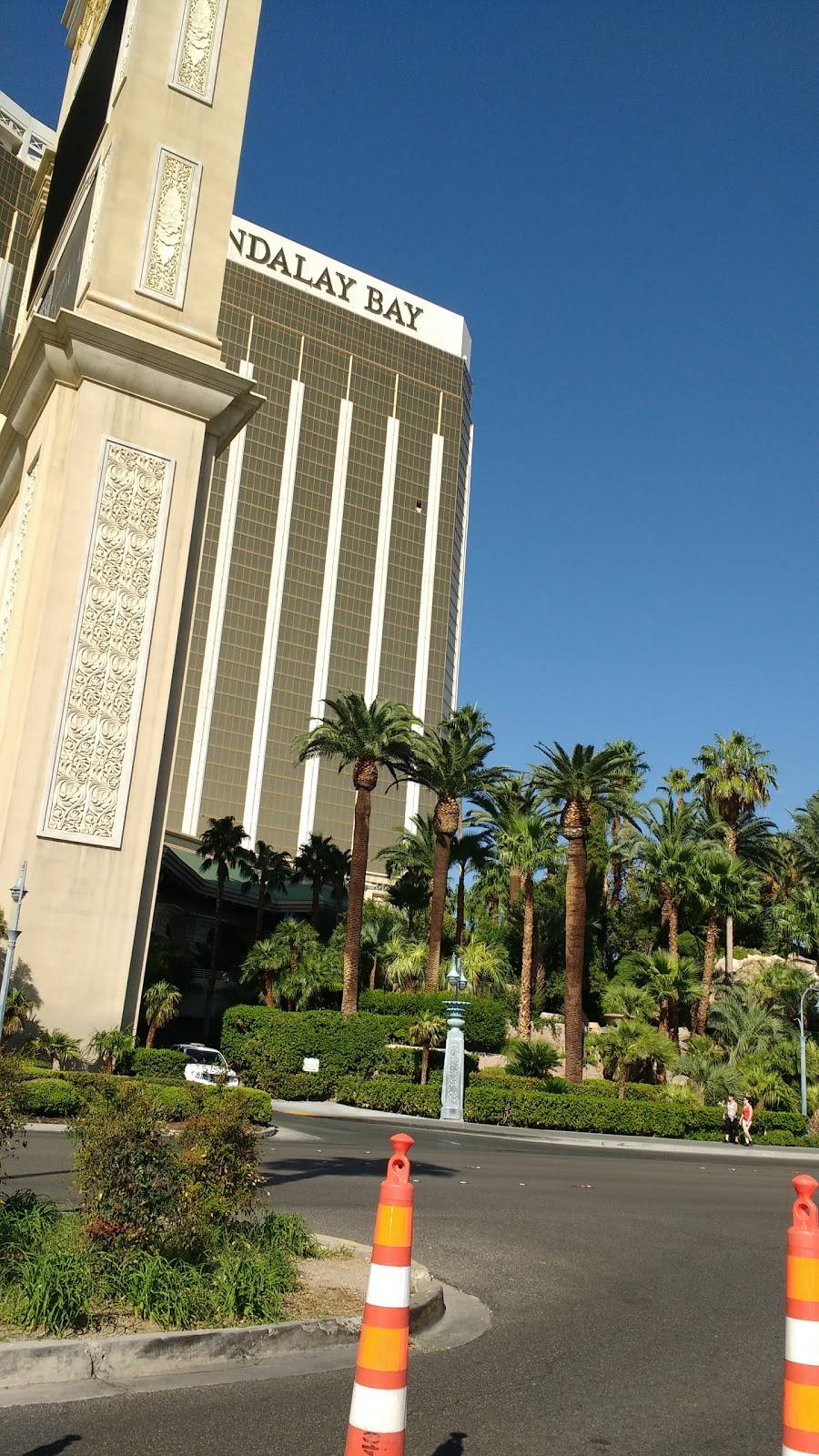 McDonalds | cafe | 3999 S Las Vegas Blvd, Las Vegas, NV 89119, USA | 7027393423 OR +1 702-739-3423