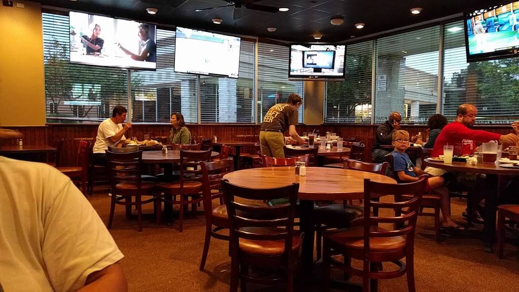 Buffalo Wing Factory | restaurant | 43761 Parkhurst Plaza #100, Ashburn, VA 20147, USA | 7037294200 OR +1 703-729-4200