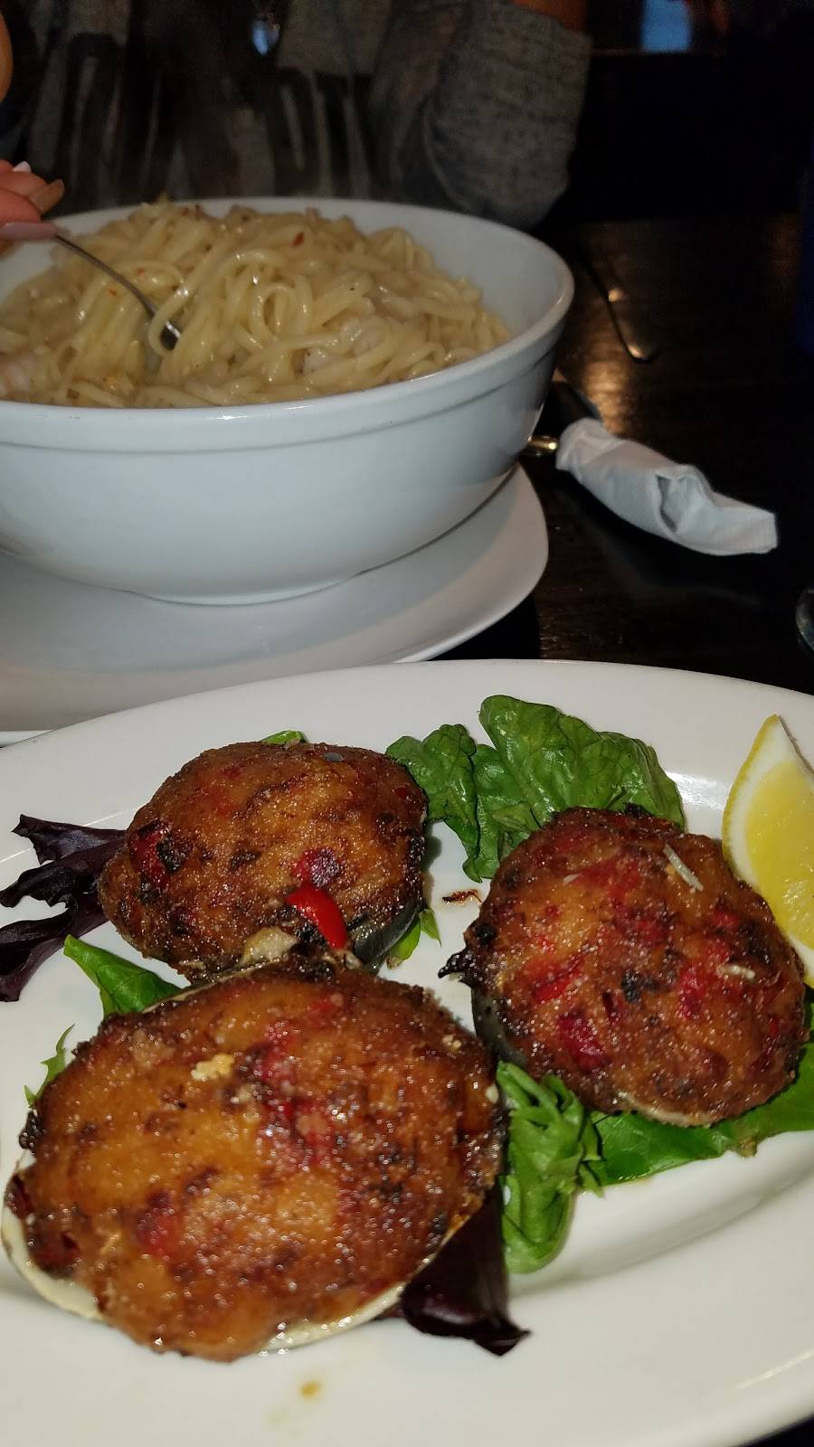 Off the Hook Bar & Grill | restaurant | 170 Ferry Blvd, Stratford, CT 06615, USA | 2036901777 OR +1 203-690-1777