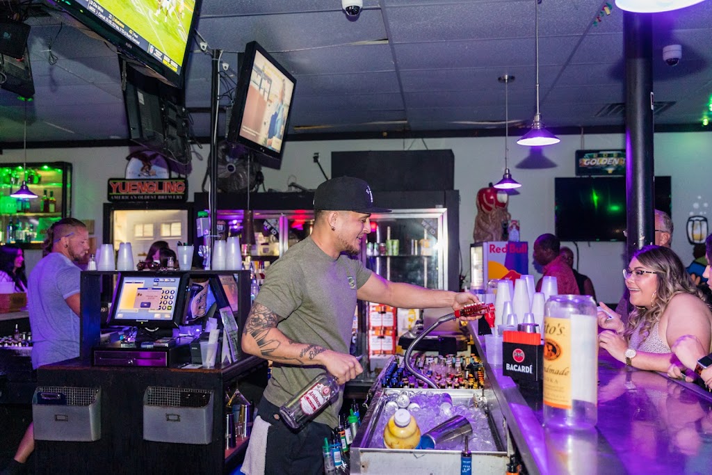 Luckys Rotten Apple | restaurant | 205 Mountain Dr, Destin, FL 32541, USA | 8504247619 OR +1 850-424-7619