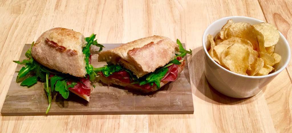 Dickens Street Public House at Four Farthings | night club | 2060 N Cleveland Ave, Chicago, IL 60614, USA | 7736616129 OR +1 773-661-6129