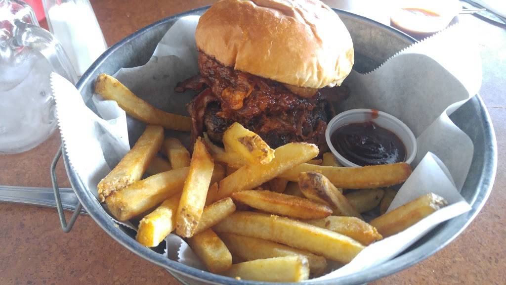 Roadhouse Country Bar & Grill | restaurant | 1901 S Bridge St, Yorkville, IL 60560, USA | 6303852571 OR +1 630-385-2571