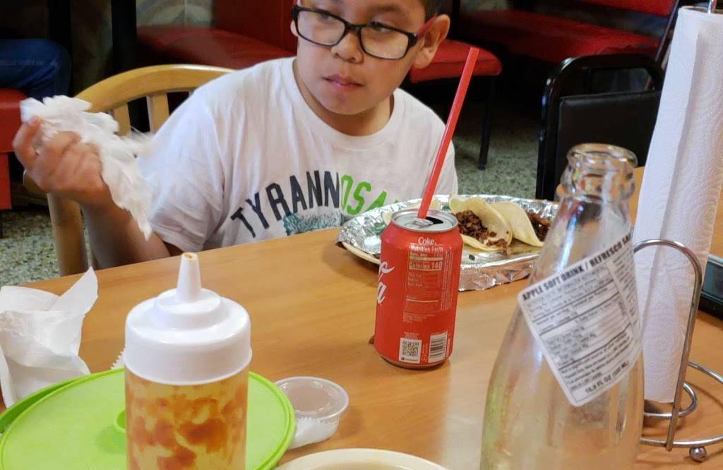 La Estrella Taquería Y Tortería | restaurant | 316 S St Augustine Dr, Dallas, TX 75217, USA | 9729139910 OR +1 972-913-9910