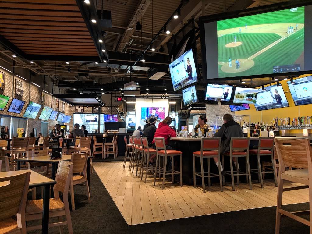 Buffalo Wild Wings | restaurant | 1555 Simi Town Center Way, Simi Valley, CA 93065, USA | 8055205815 OR +1 805-520-5815