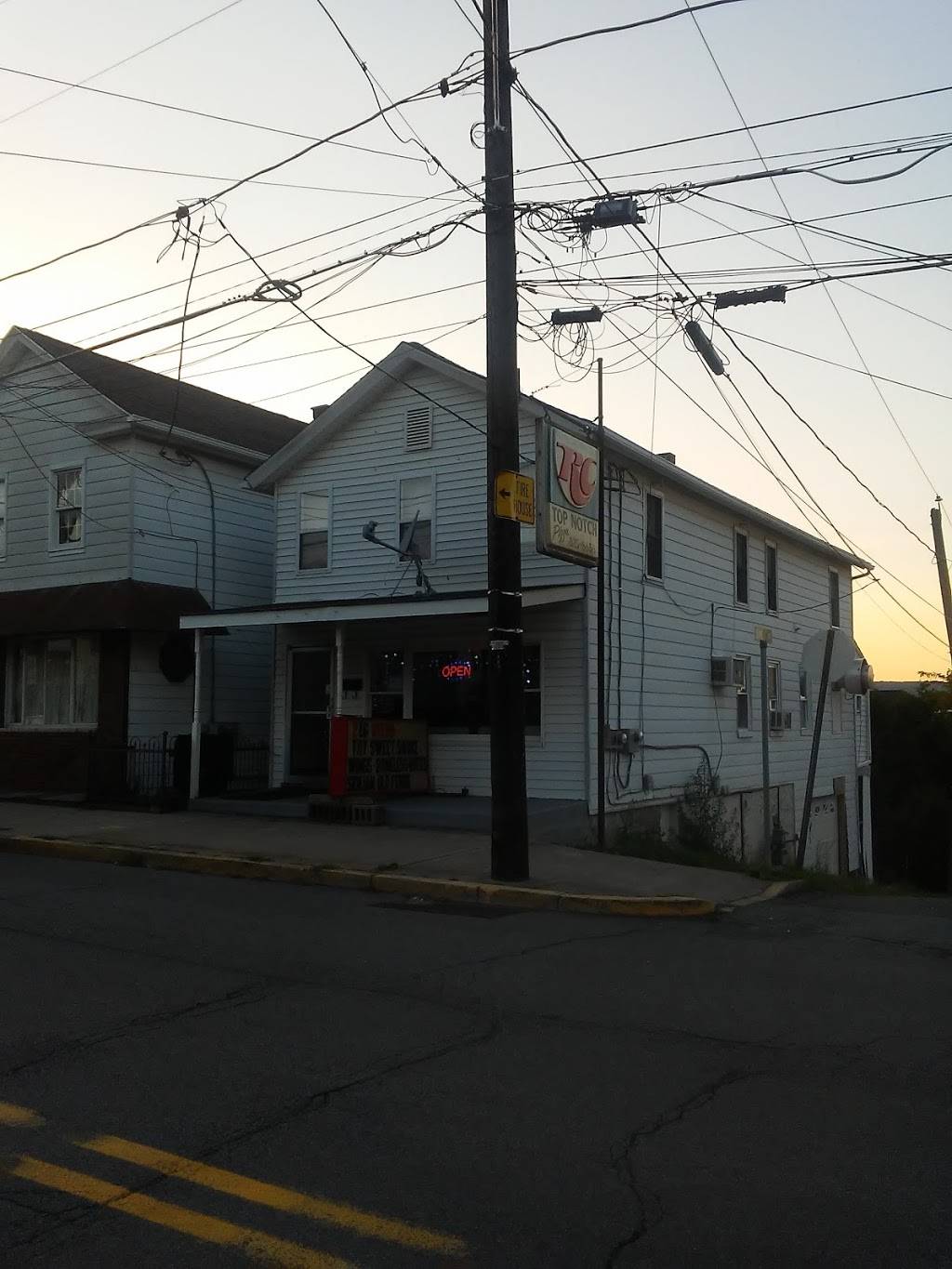 Top Notch Pizza | restaurant | 743 Main St, Sugar Notch, PA 18706, USA | 5708256656 OR +1 570-825-6656