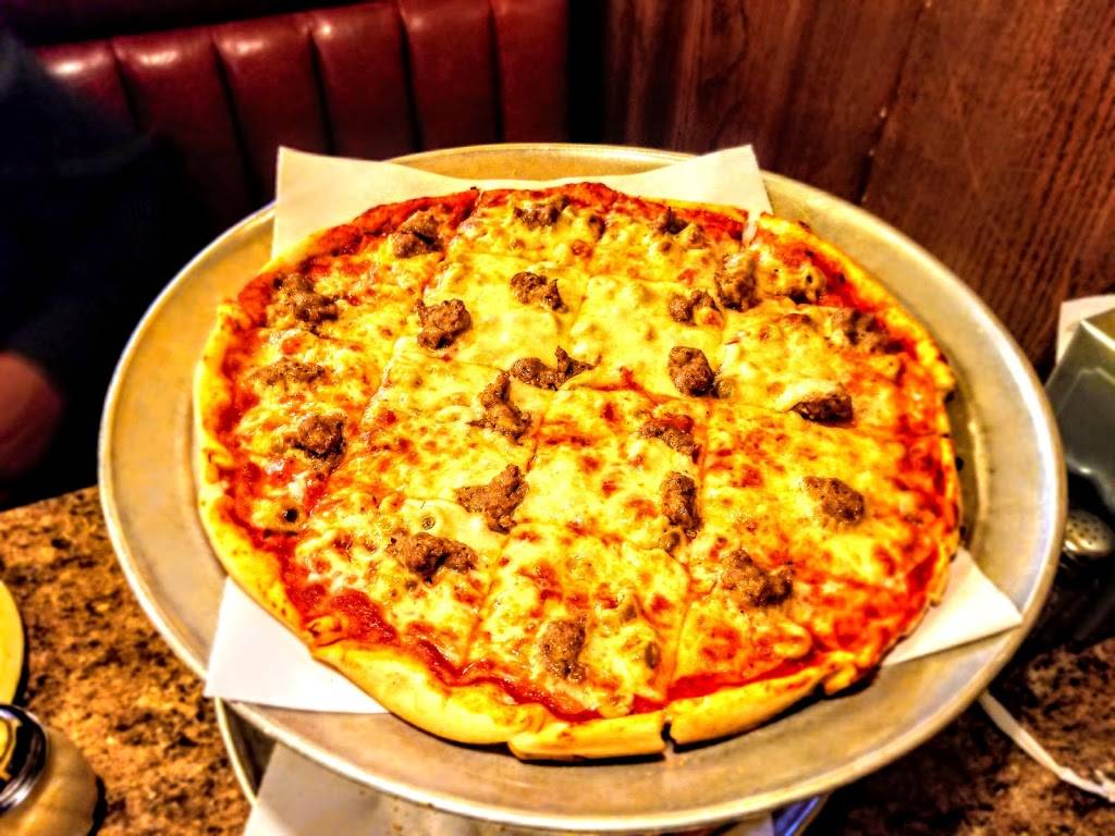 Gus Pizza Palace | restaurant | 139 W Main St, Whitewater, WI 53190, USA | 2624733562 OR +1 262-473-3562