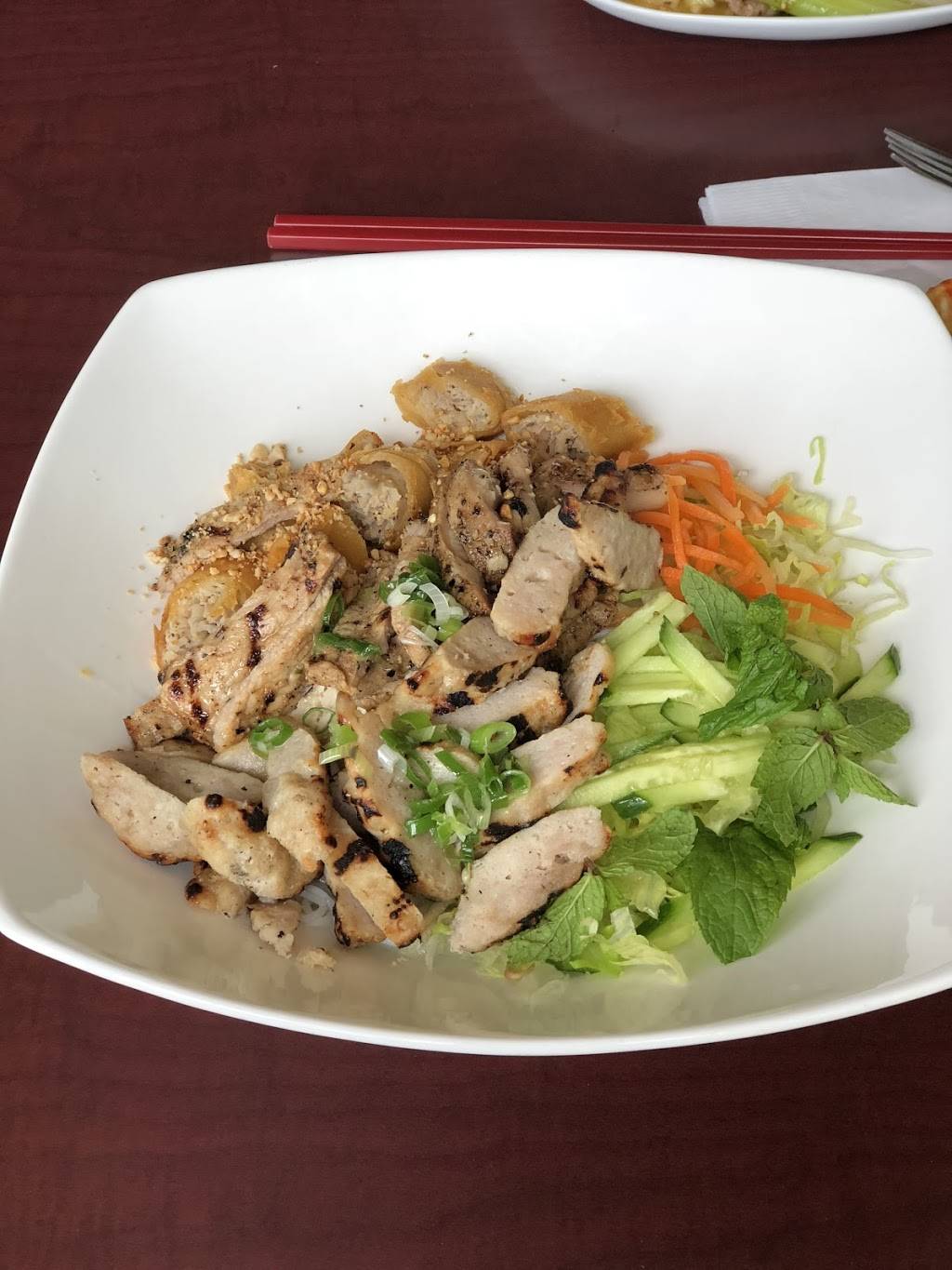 Le Bistro Pho | restaurant | 62 Boulevard Saint-Raymond, Gatineau, QC J8Y 1S1, Canada | 8192057878 OR +1 819-205-7878