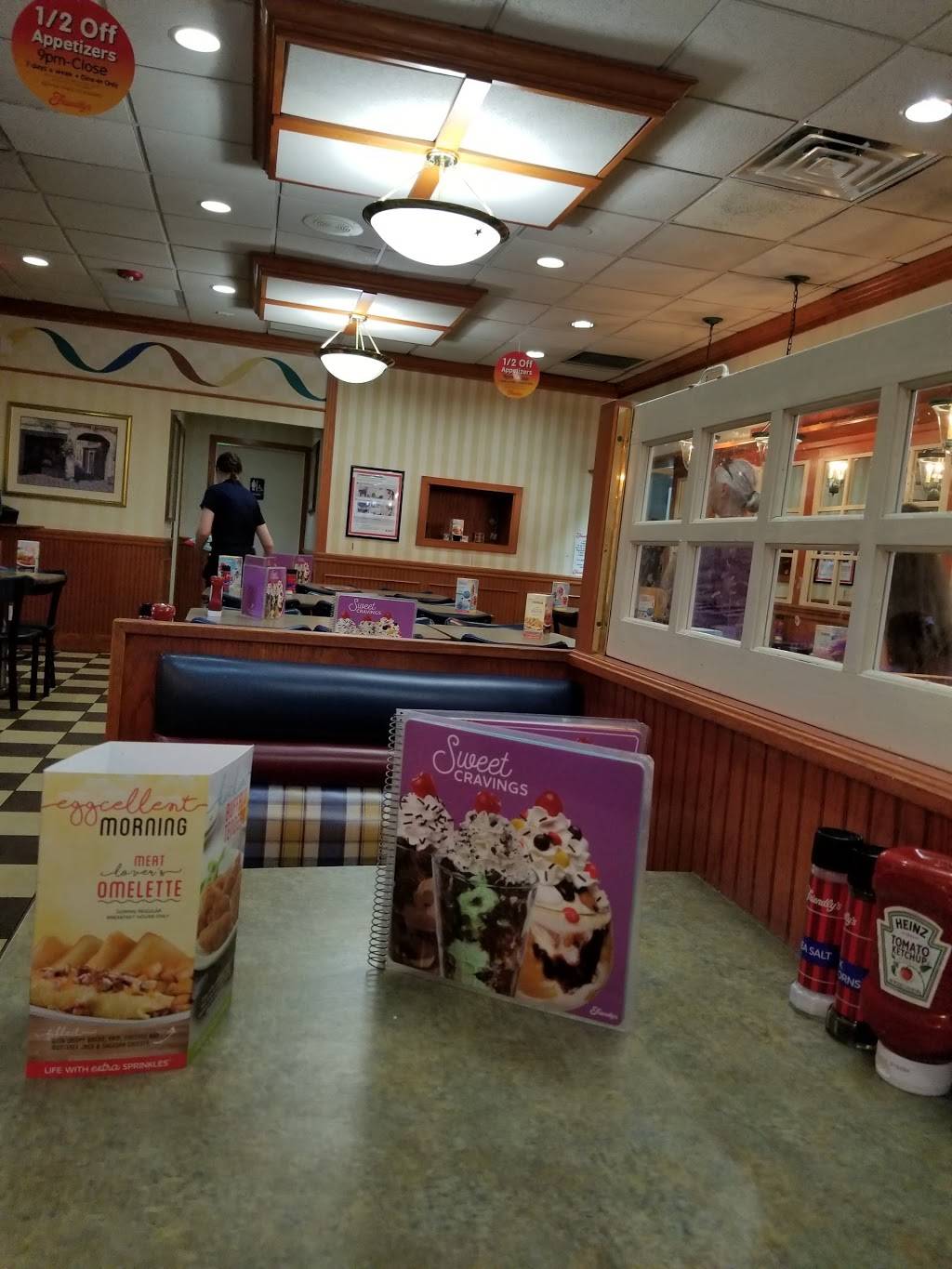 Friendlys | restaurant | 230 Jericho Turnpike, Mineola, NY 11501, USA | 5162940393 OR +1 516-294-0393
