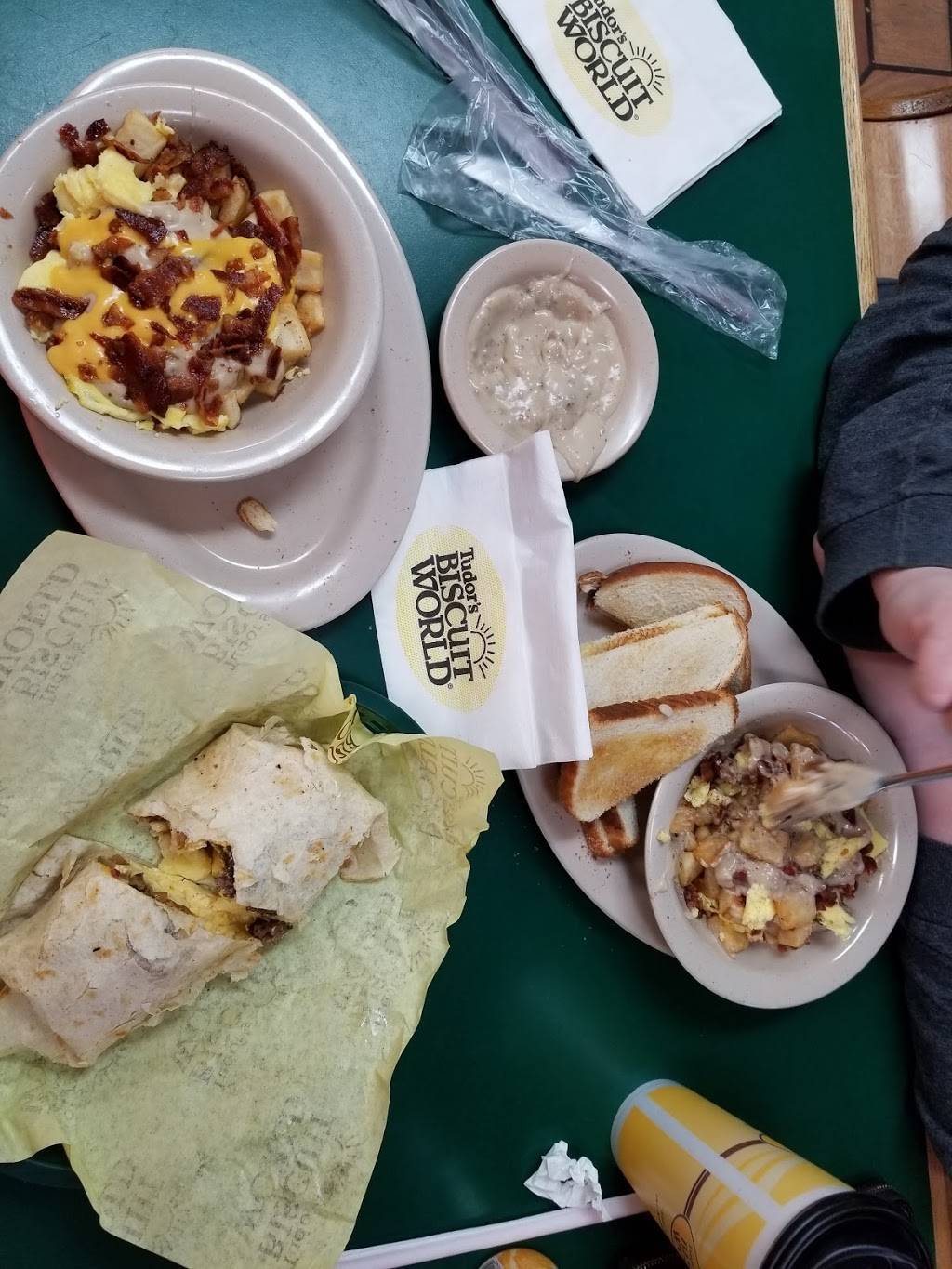 Tudors Biscuit World | restaurant | 113 W Main St, St Albans, WV 25177, USA | 3047222007 OR +1 304-722-2007