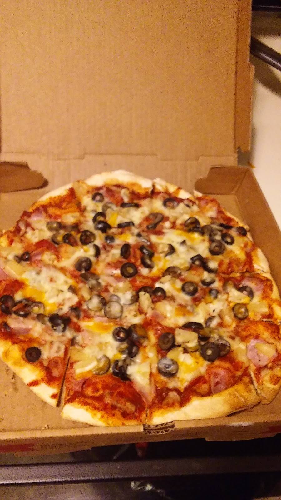 Azzolinas Hole in the Wall | meal delivery | 425 Main Ave, Clear Lake, IA 50428, USA | 6413571740 OR +1 641-357-1740