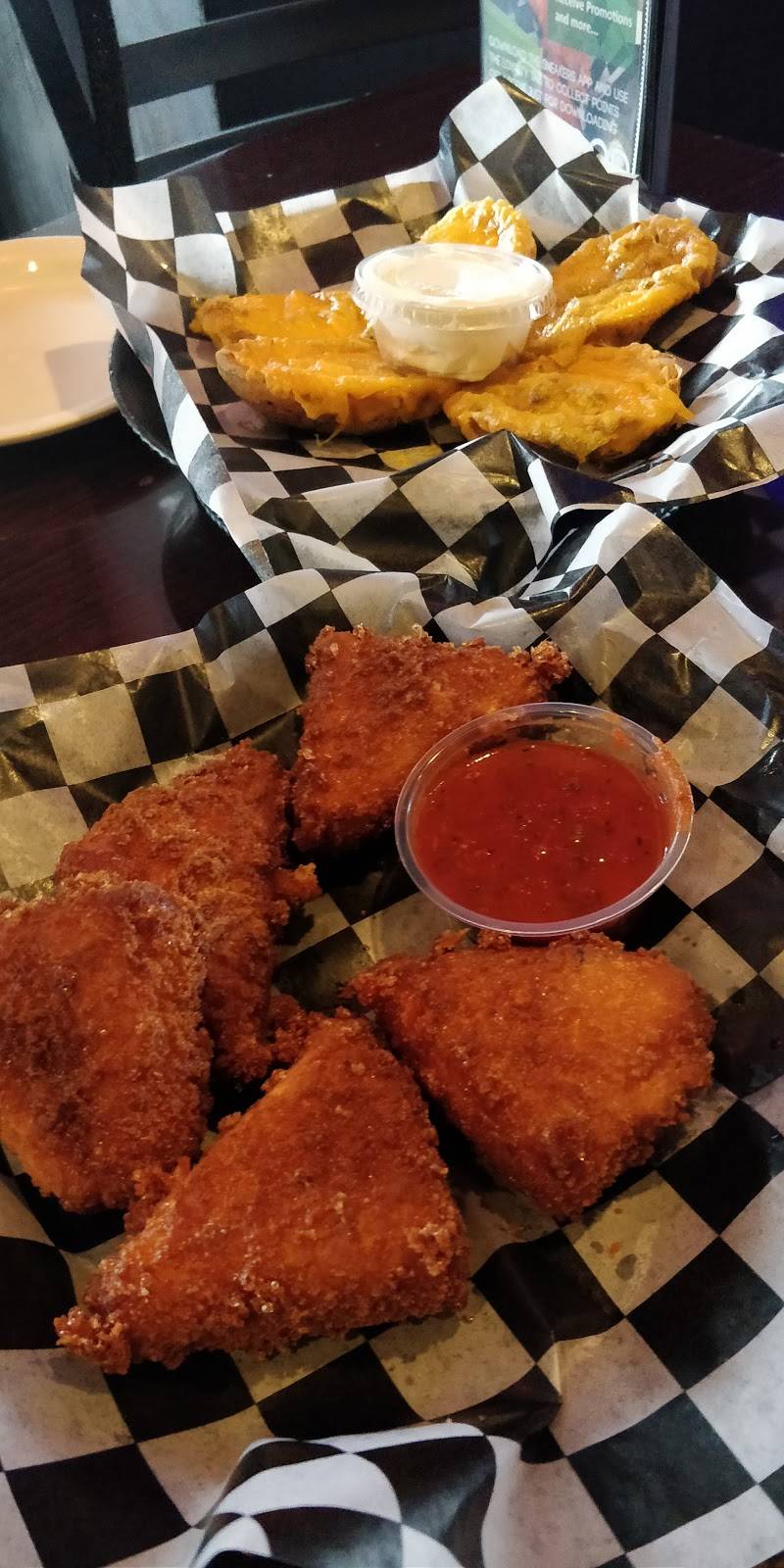 Sneakers Sports Bar & Grill | restaurant | 9721 Grand Ave, Franklin Park, IL 60131, USA | 8474554444 OR +1 847-455-4444