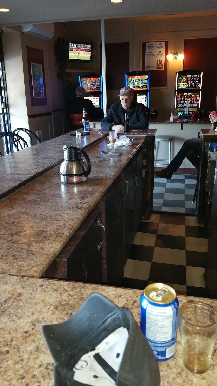 Resto Bar Le Quebecois | restaurant | 1087 Rue Saint-Louis, Gatineau, QC J8T 2R9, Canada | 8192460909 OR +1 819-246-0909