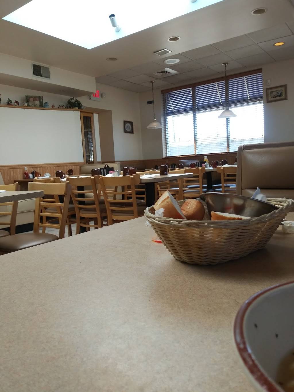 Henny Penny Family Restaurant | restaurant | 1709 IL-120, McHenry, IL 60051, USA | 8153851230 OR +1 815-385-1230