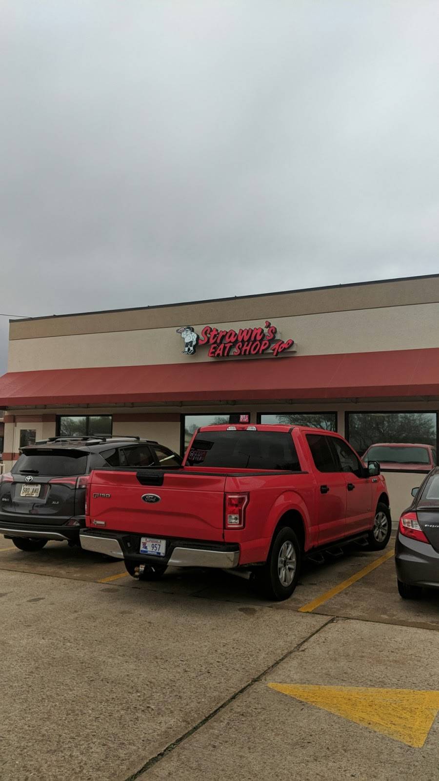 Strawns Eat Shop Too | restaurant | 7803 Youree Dr, Shreveport, LA 71105, USA | 3187987117 OR +1 318-798-7117
