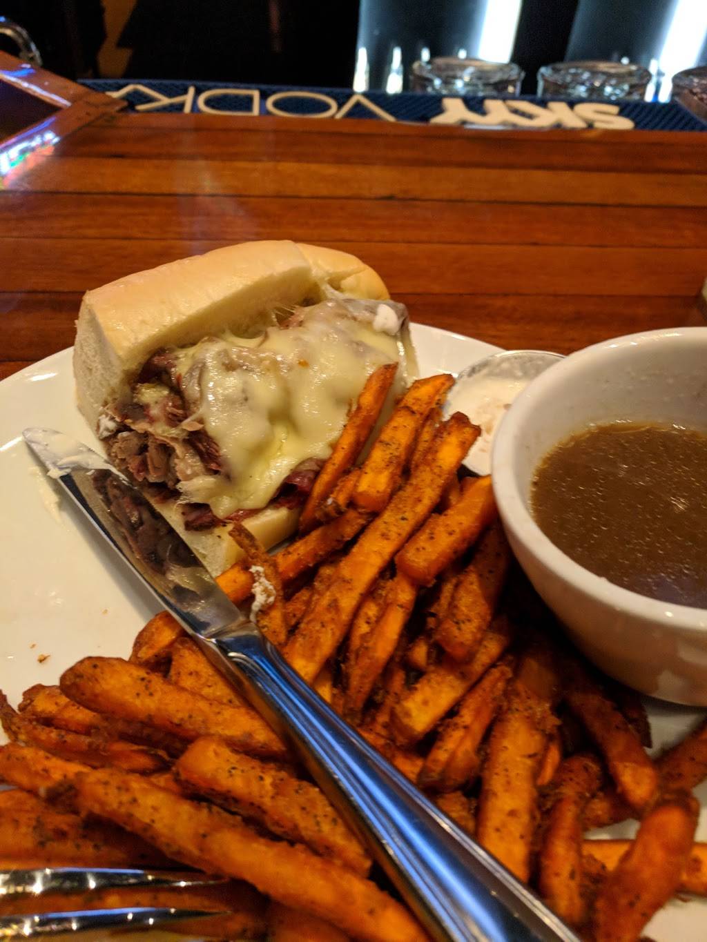 Sporting Life Bar | restaurant | 7770 S Jones Blvd, Las Vegas, NV 89139, USA | 7023314647 OR +1 702-331-4647