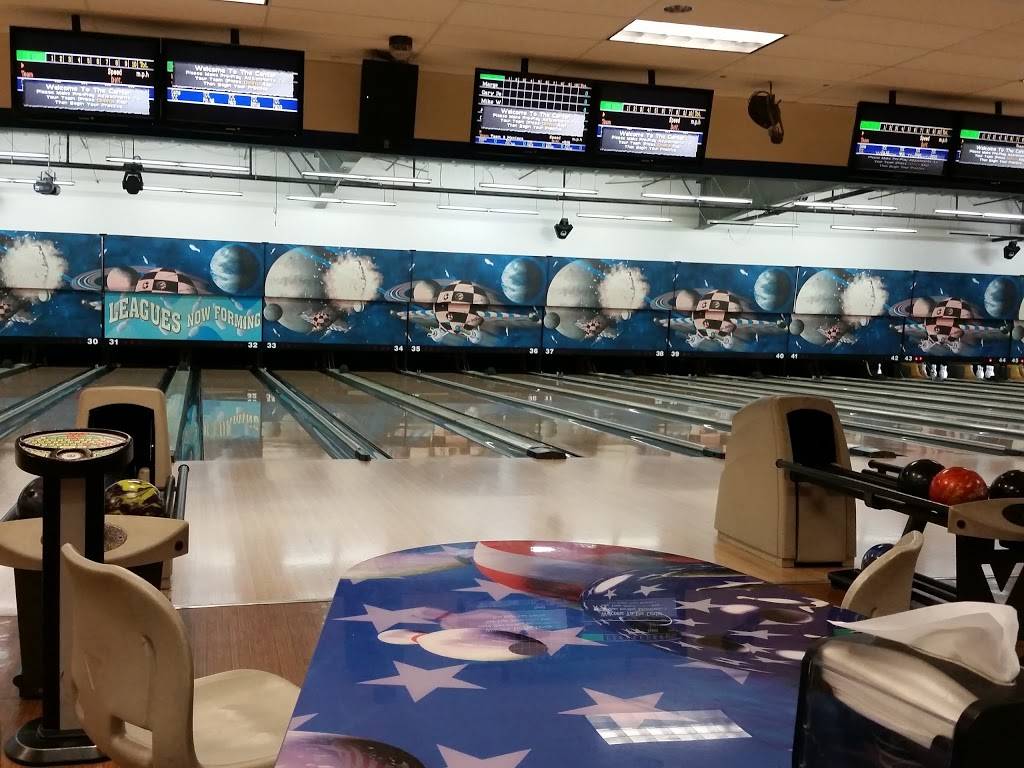 Bowlero Manteca | restaurant | 1251 E Yosemite Ave, Manteca, CA 95336, USA | 2098242889 OR +1 209-824-2889