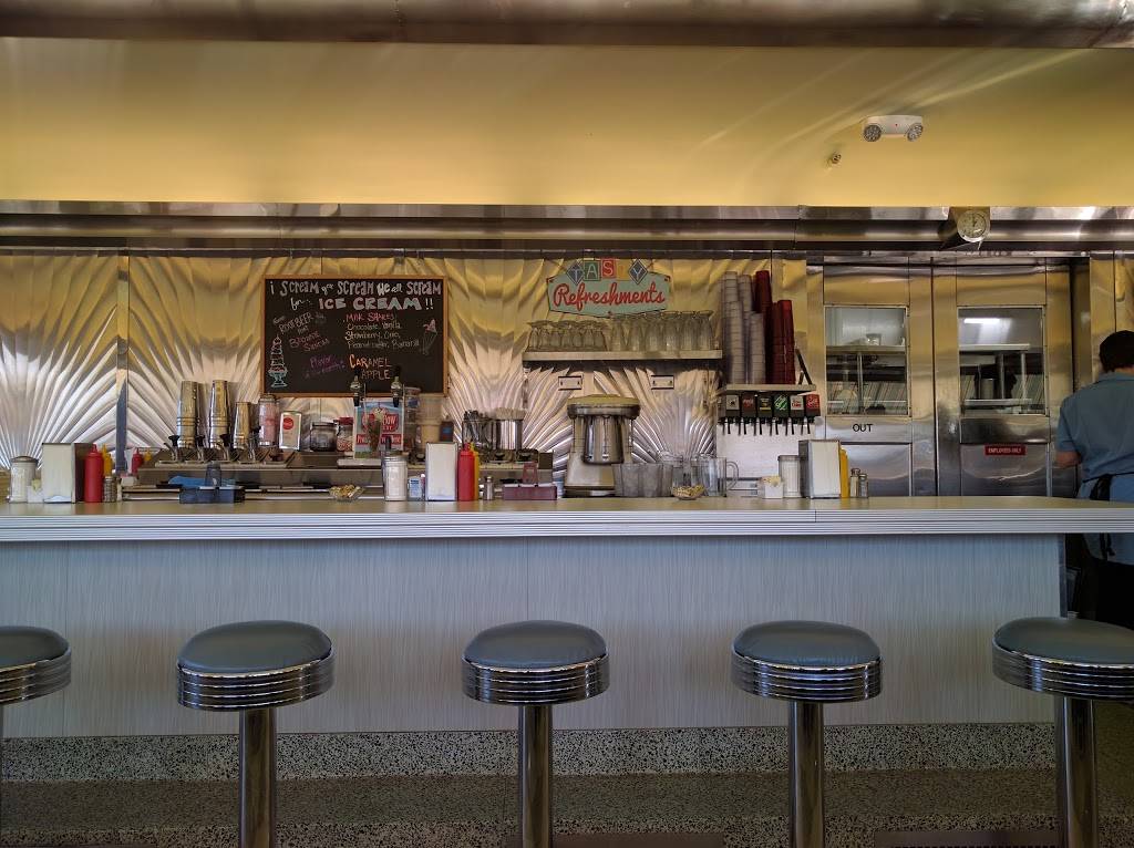 Jonis Diner | restaurant | 111 S Wells St, Lake Geneva, WI 53147, USA | 2623489565 OR +1 262-348-9565