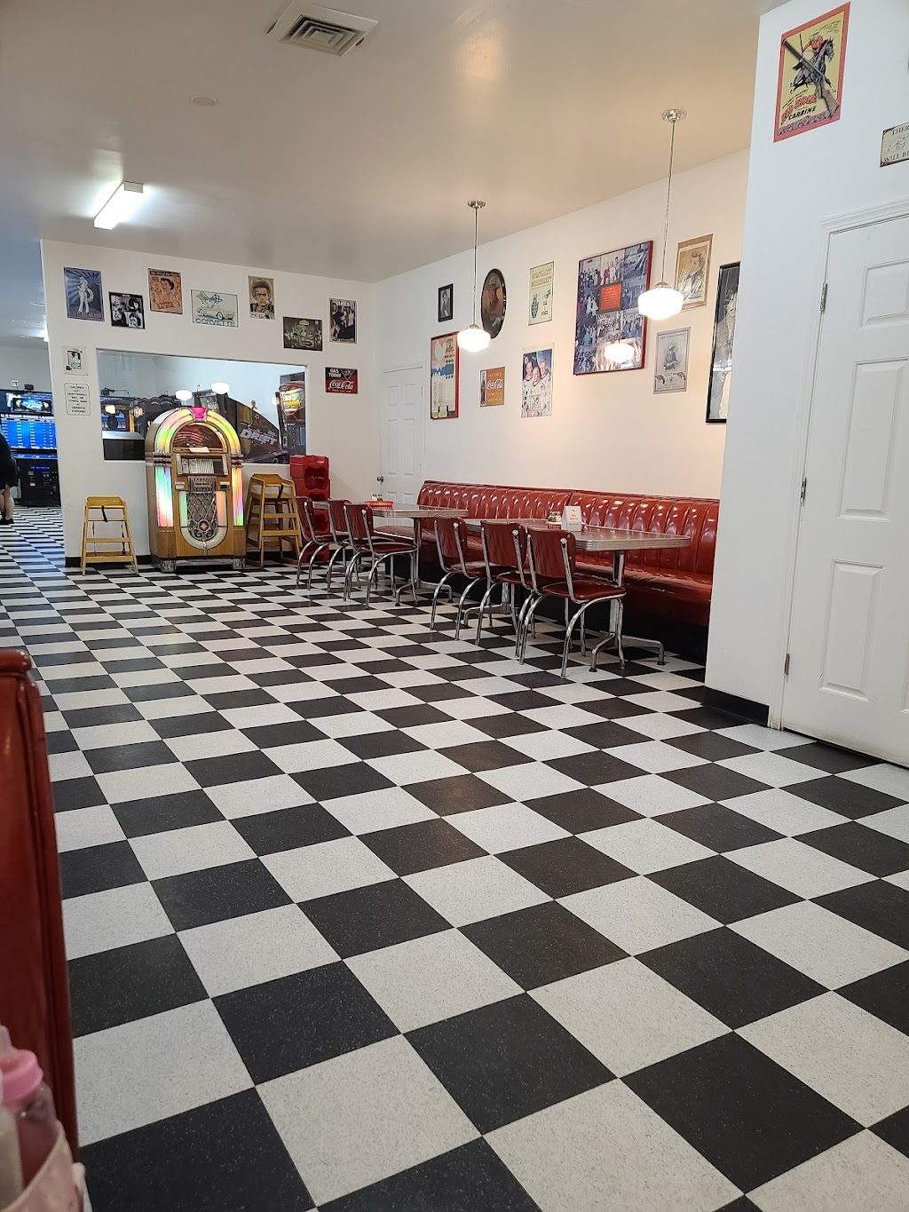 Flashbacks Fountain & Grill | restaurant | 1255 N Coast Hwy, Newport, OR 97365, USA | 5415741955 OR +1 541-574-1955