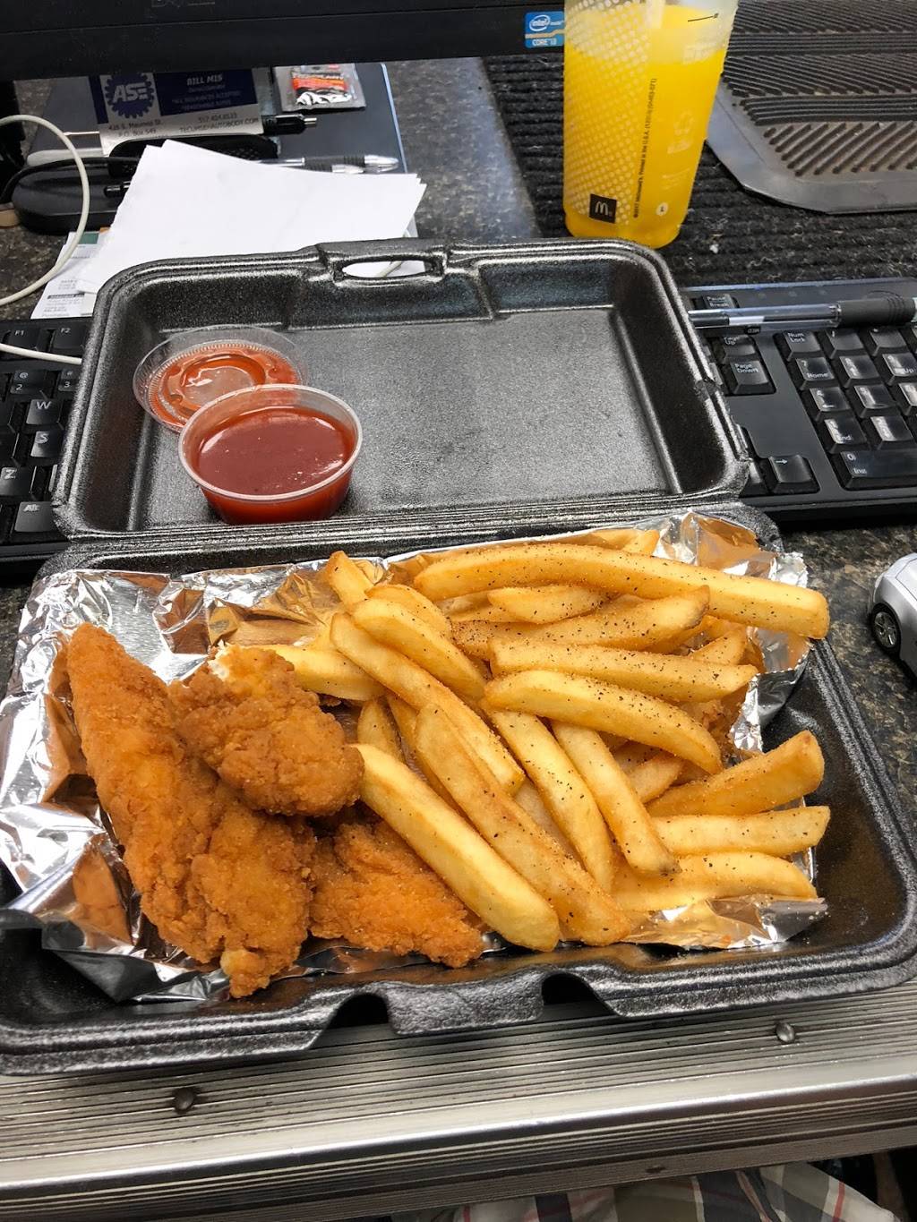 Entree Moores | restaurant | 20442 Van Born Rd, Dearborn Heights, MI 48125, USA | 3132789530 OR +1 313-278-9530