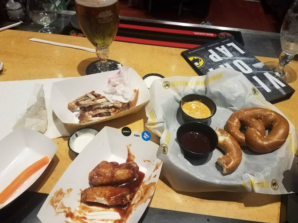 Buffalo Wild Wings | restaurant | 1715 S Memorial Dr, New Castle, IN 47362, USA | 7653882800 OR +1 765-388-2800