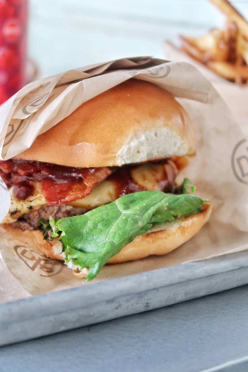 D-Luxe Burger | restaurant | 1524 Buena Vista Dr, Orlando, FL 32830, USA | 4079343110 OR +1 407-934-3110