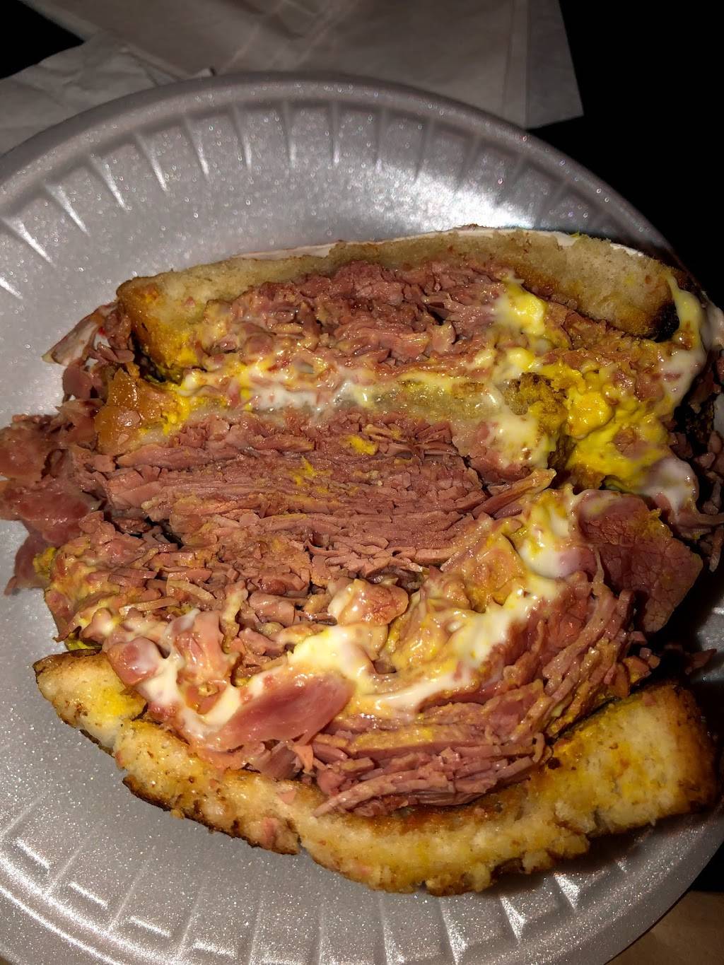 Mr. Corned Beef | restaurant | 8906 Eight Mile Rd, Ferndale, MI 48220, USA | 2486773314 OR +1 248-677-3314