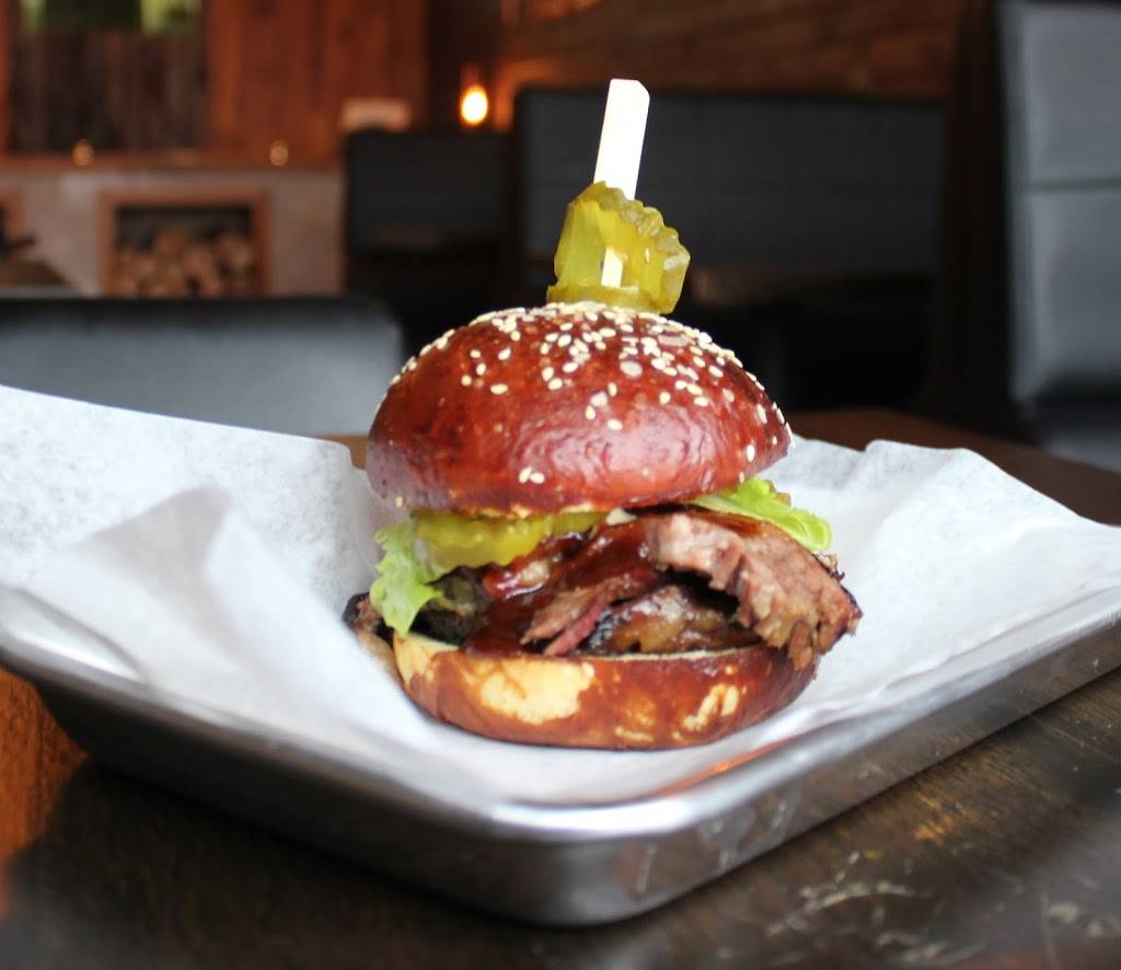 Moes BBQ | restaurant | 2446 Bank St, Ottawa, ON K1V 1A4, Canada | 6136951786 OR +1 613-695-1786