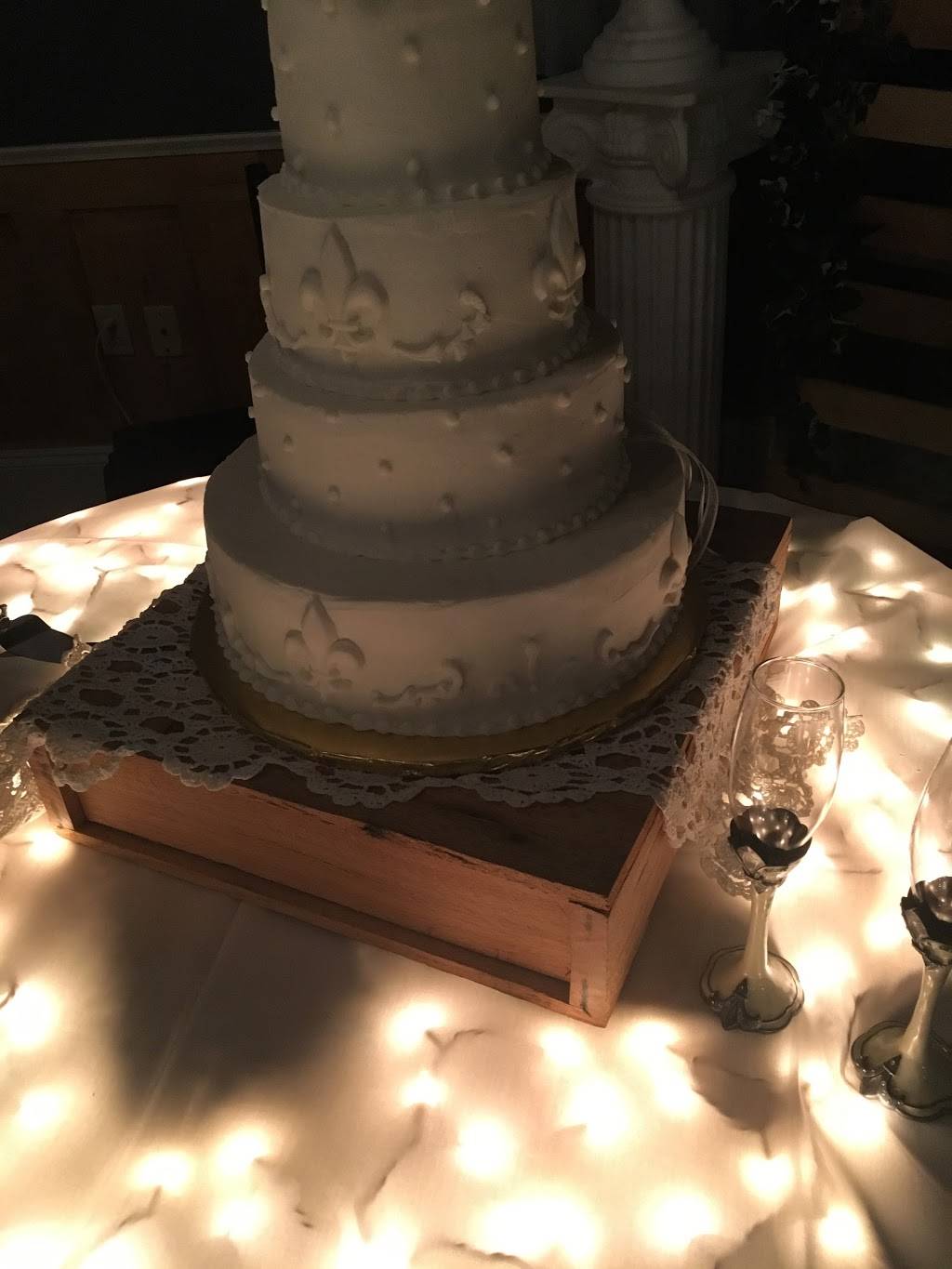 Augies Restaurant | restaurant | 6005 Jefferson Hwy, Harahan, LA 70123, USA | 5047333000 OR +1 504-733-3000