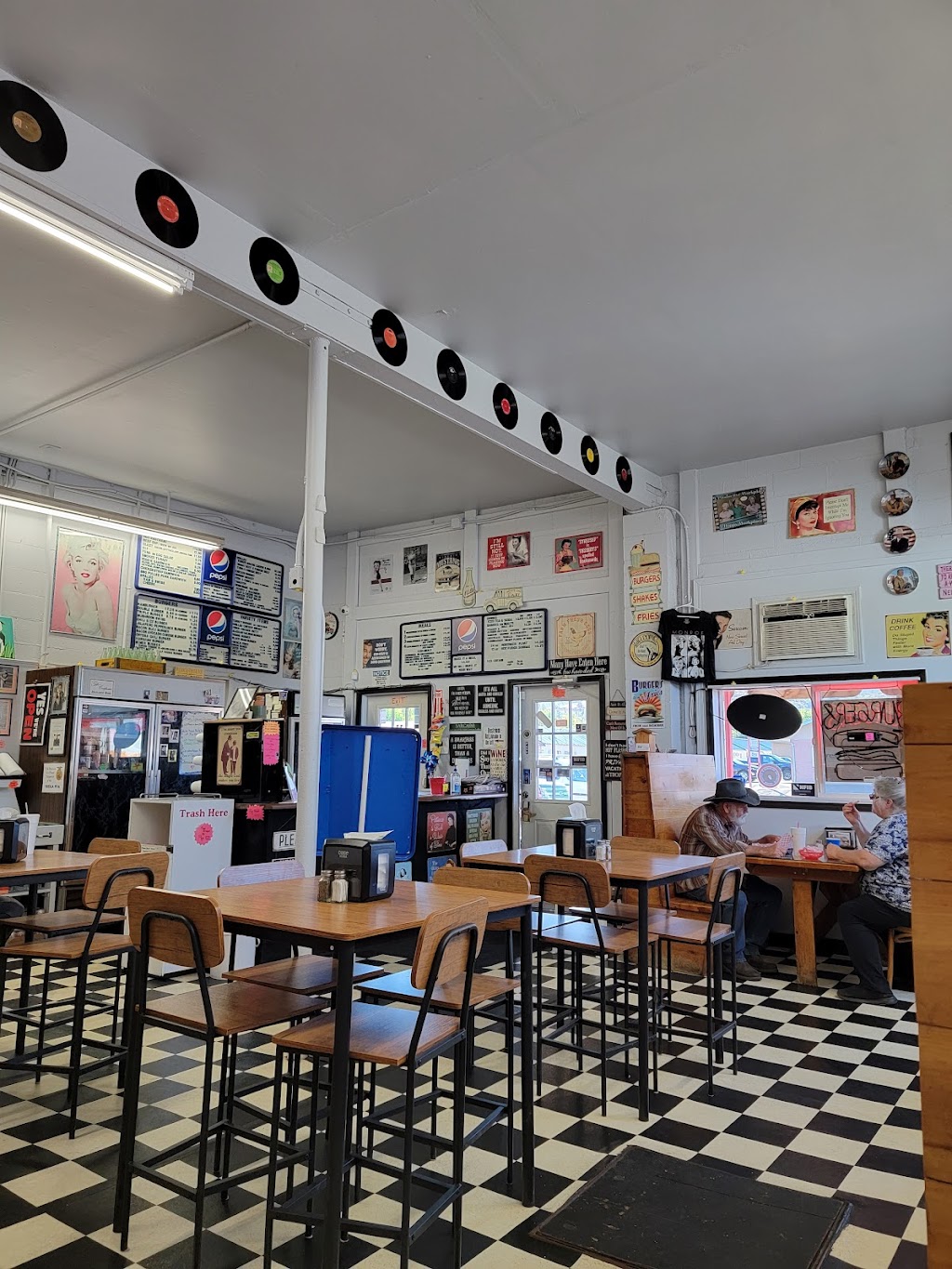 Gold Rush Burgers | restaurant | 1240 S Main St, Yreka, CA 96097, USA | 5308422177 OR +1 530-842-2177