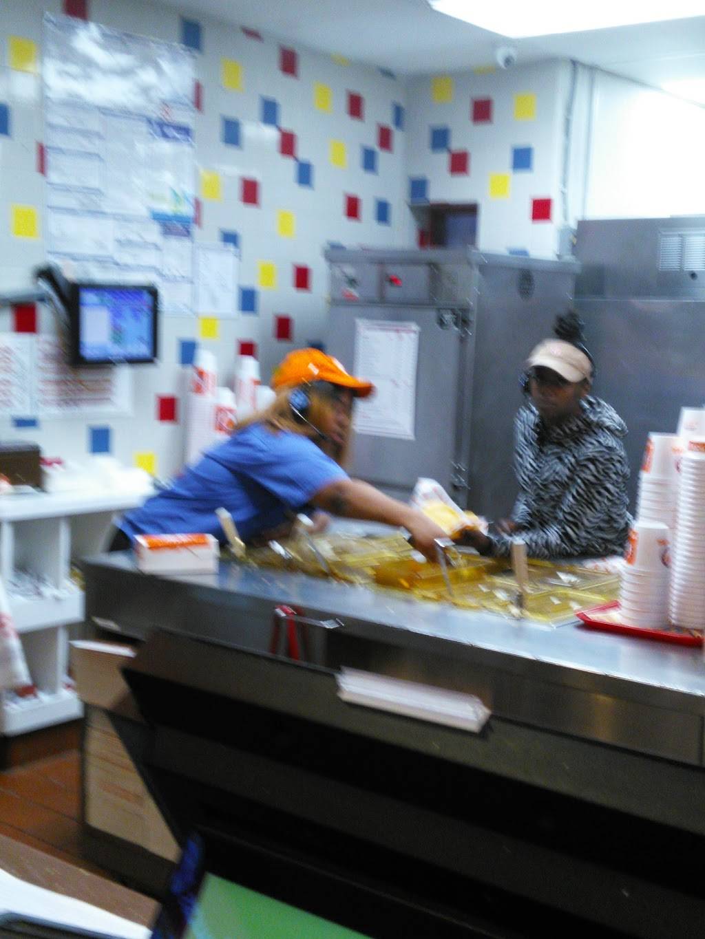 Popeyes Louisiana Kitchen | restaurant | 207 E Capitol Dr, Milwaukee, WI 53212, USA | 4149639339 OR +1 414-963-9339