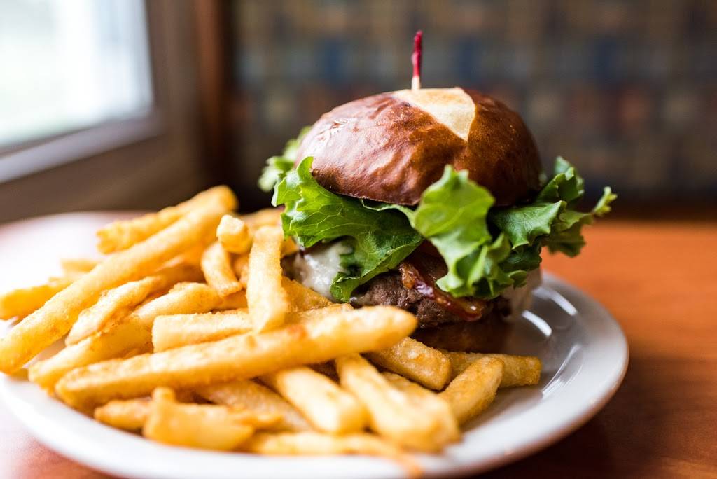 Twin Lakes Golf Course & Restaurant | restaurant | 100 Decker St, Bellevue, OH 44811, USA | 4194832842 OR +1 419-483-2842