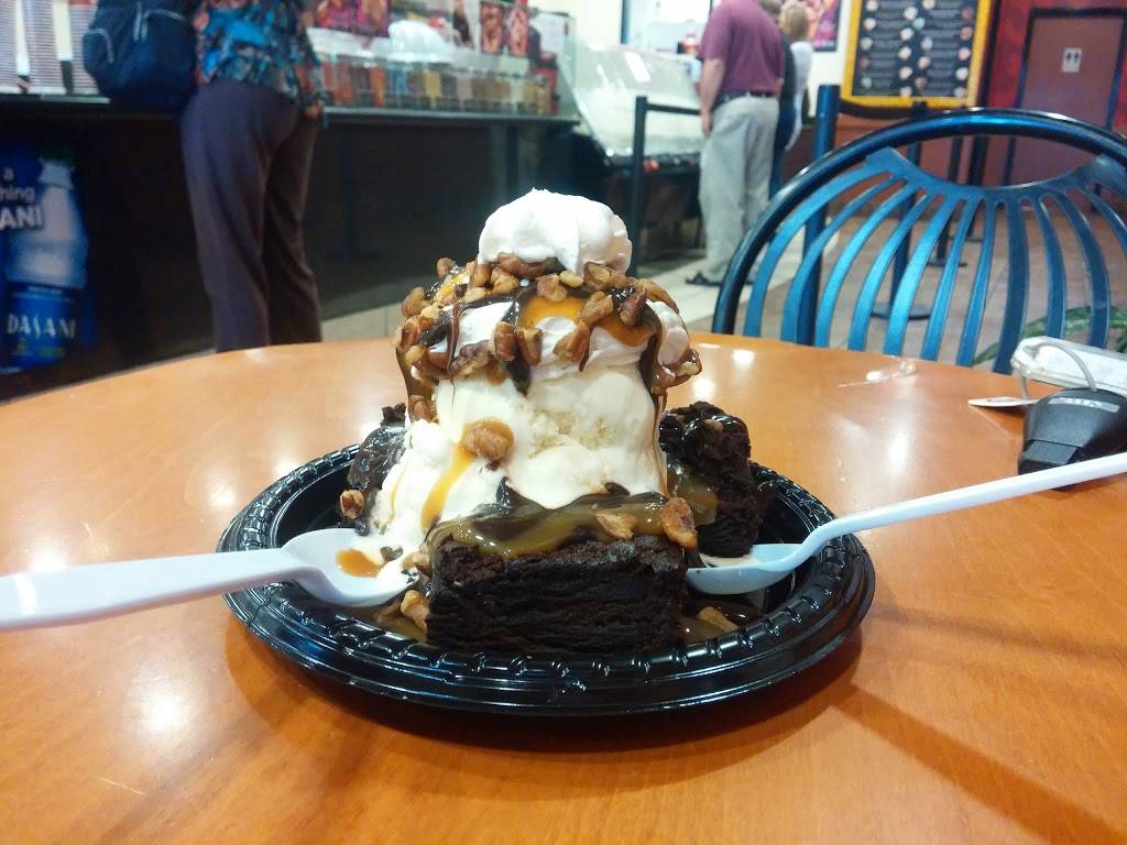 Cold Stone Creamery | bakery | 15 Blake Blvd, Kissimmee, FL 34747, USA | 4075668651 OR +1 407-566-8651