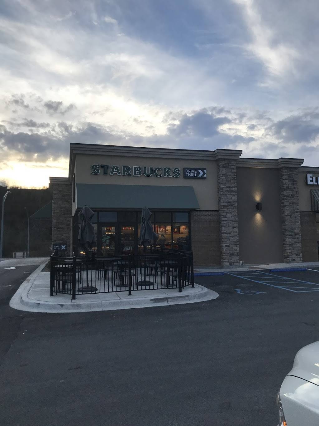 Starbucks | cafe | 25 Sweetbrier Ln #100, Bridgeport, WV 26330, USA | 6817585542 OR +1 681-758-5542