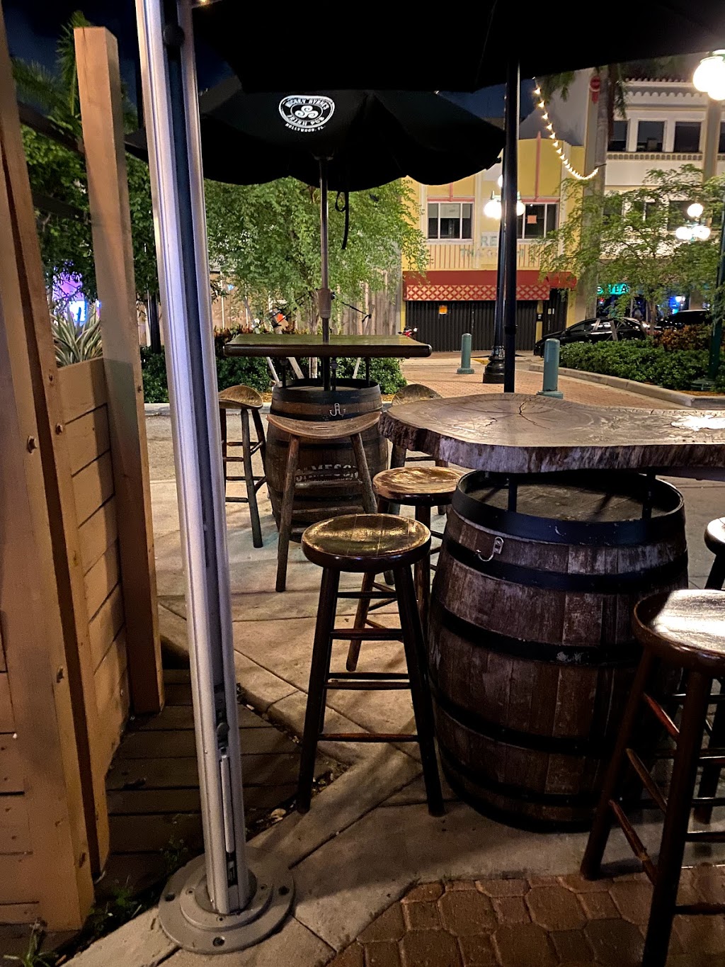 Mickey Byrnes Irish Pub & Restaurant | night club | 1921 Hollywood Blvd, Hollywood, FL 33020, USA | 9549212317 OR +1 954-921-2317