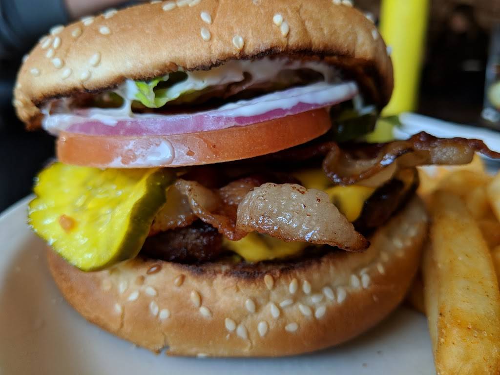 Barkin Dog Grill | restaurant | 940 11th St, Modesto, CA 95354, USA | 2095722341 OR +1 209-572-2341