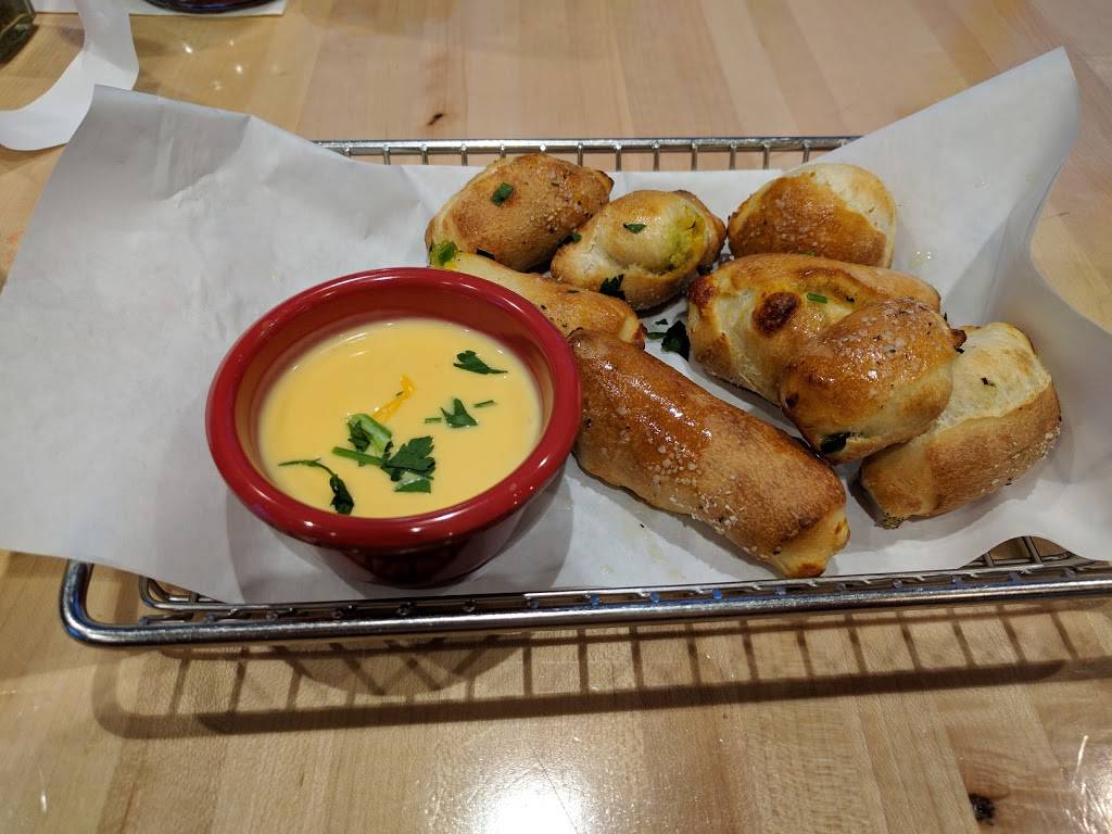 Old Chicago | restaurant | 1579 E Cheyenne Mountain Blvd, Colorado Springs, CO 80906, USA | 7195760433 OR +1 719-576-0433