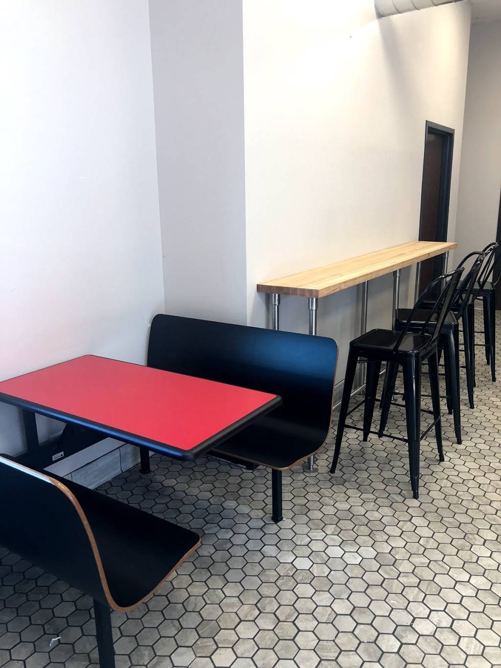 4 Queens Dairy Cream | restaurant | 109 1st St SW, Waverly, IA 50677, USA | 3195592476 OR +1 319-559-2476