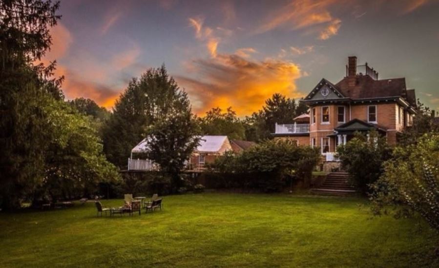 Elk River Hotel & Cafe by GlampOut Resorts | restaurant | 616 Main St, Sutton, WV 26601, USA | 3044022121 OR +1 304-402-2121