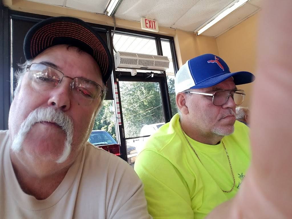 Hardees | restaurant | 241 US-17, East Palatka, FL 32131, USA | 9043286469 OR +1 904-328-6469