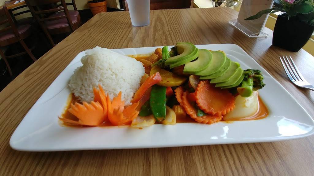 Tom Yum Koong Restaurant | restaurant | 11 Forest St, Medford, MA 02155, USA | 7813930888 OR +1 781-393-0888
