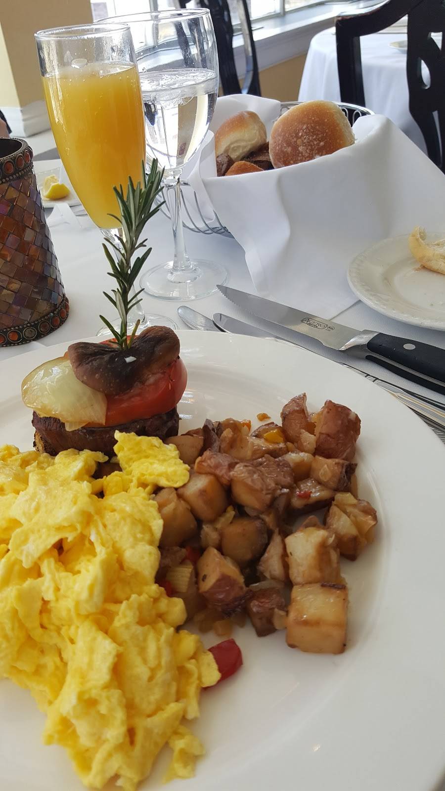 The Carltun | restaurant | 1899 Hempstead Turnpike, East Meadow, NY 11554, USA | 5165420700 OR +1 516-542-0700